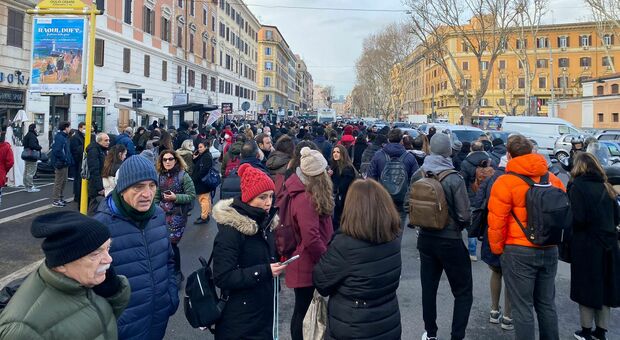 Roma, metro A guasta: servizio fermo tra Termini e Ottaviano, caos per l'assalto ai bus navetta