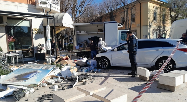 Auto impazzita sfonda l isola pedonale e piomba su camion frigo: paura in piazza Risorgimento