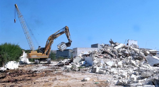Abusivismo, fondi del governo al Comune: via al piano per tre demolizioni sulla costa a Brindisi