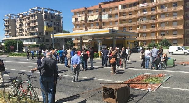 Migranti, protesta e blocco stradale nel Casertano: «Non li vogliamo»