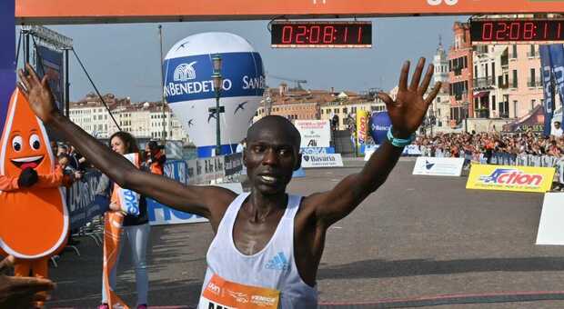 l'ugandese Mutai domina e batte il record della corsa per tre secondi (2 h 08'10")