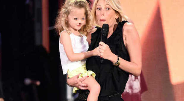 Alessia Marcuzzi mamma al lavoro: sul palco del festival con la piccola Mia