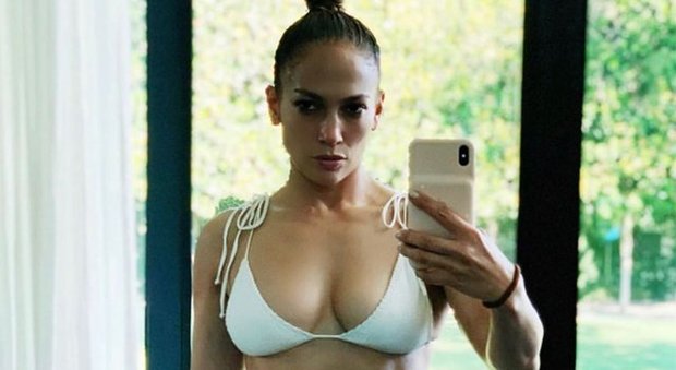 Jennifer Lopez, il sexy bikini a 50 anni fa impazzire i fan: «Ma come fai...»