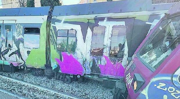 Il treno della Circumvesuviana deragliato a Pompei