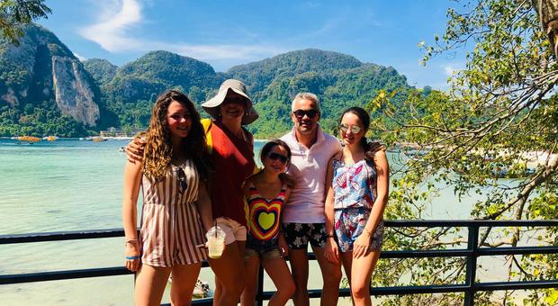 La famiglia del viticoltore Botter in vacanza in Thailandia nell'isola di Phi Phi e sorpresa dalla tempesta tropicale