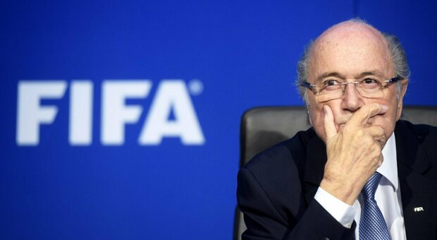 L'ex presidente della Fifa Blatter una settimana in coma artificiale dopo l'operazione al cuore