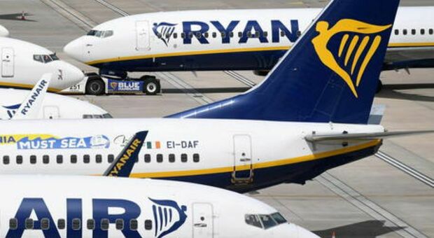 Addio al celibato, il volo Ryanair diventa un incubo (per gli altri passeggeri): «Vodka e sigarette, cos'è accaduto»