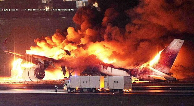Aereo della Japan Airlines in fiamme dopo l'atterraggio d'emergenza aeroporto Haneda di Tokyo
