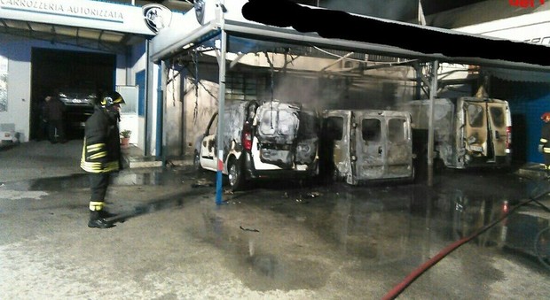 Latina, incendio doloso in un'autofficina a San Felice Circeo, distrutti tre furgoni