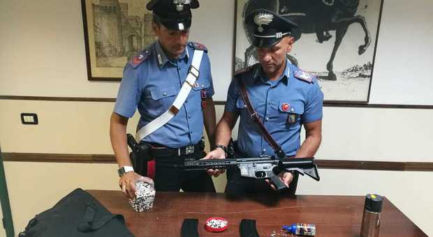 Il fucile sequestrato dai carabinieri con i pallini usati dai ragazzi