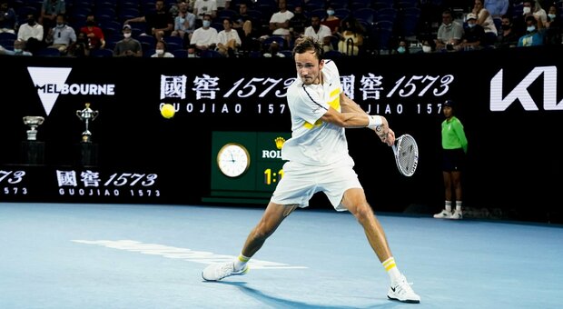 Medvedev in finale contro Djokovic: Tsitsipas ko in tre set