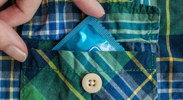 Sesso, crolla l’uso del preservativo tra i giovani. E aumentano le prime volte a 11 anni