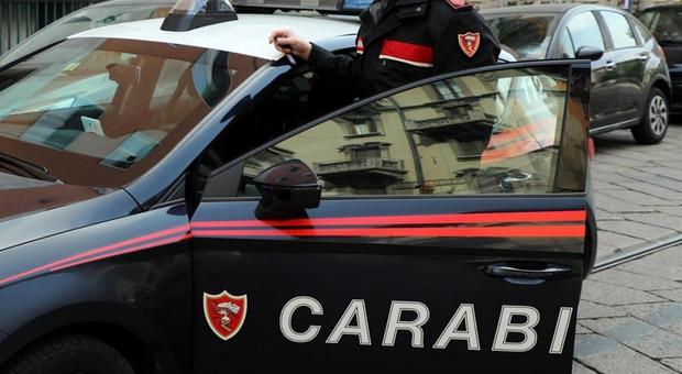 Madre vuole lanciarsi dal balcone con la bimba: salvate dai carabinieri