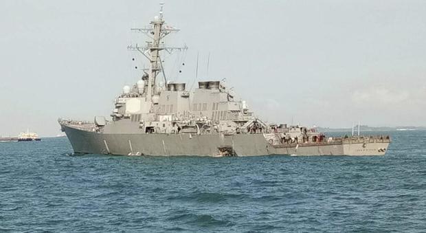 Singapore, incrociatore Usa si schianta su nave cargo: 10 marinai americani dispersi