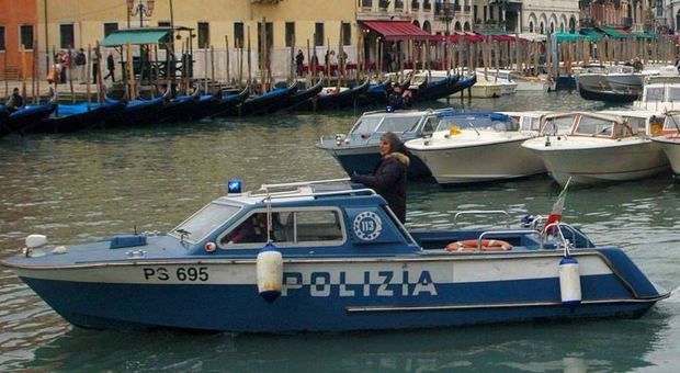 Giallo a Venezia, dal canale affiora il corpo di un uomo seminudo: nessun documento
