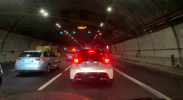 Roma, incidente sulla Cassia bis: auto si ribalta in galleria, donna in codeice rosso e traffico paralizzato