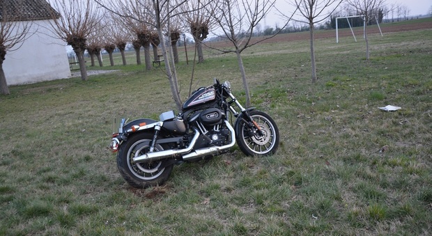 La moto del centauro fuori strada nei campi di Villaorba di Basiliano