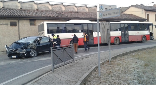 Auto si schianta contro il bus: vetro in frantumi. A bordo 100 studenti