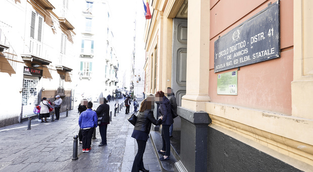 Napoli: cede solaio alla De Amicis, a casa 200 alunni delle elementari