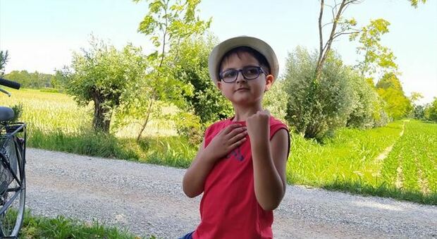 Alessandro Gentila muore a 9 anni. «Addio super Ale ora vivrai nel tuo mondo a colori»