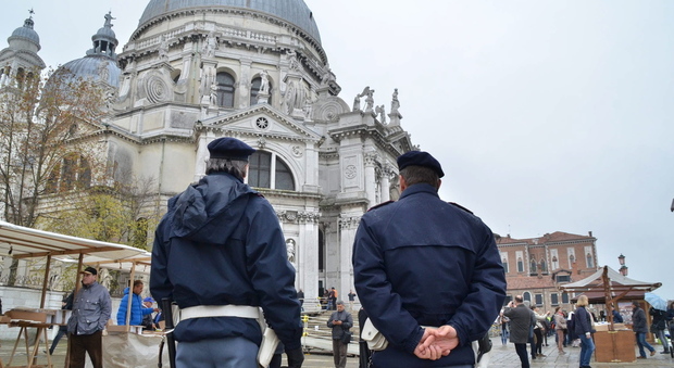 Giovane fa pipì sul muro della Basilica di Venezia: multato di tremila euro