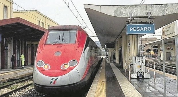 No Green pass all'assalto dei treni: nella lista di Telegram c'è anche Pesaro, stazione presidiata