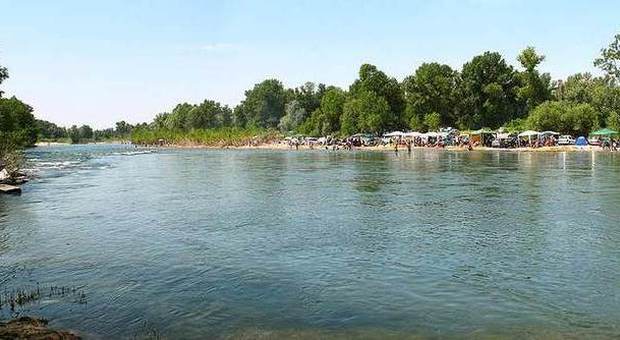 Si getta nel fiume Adda per salvare un familiare: 31enne portato via dalla corrente, muore annegato
