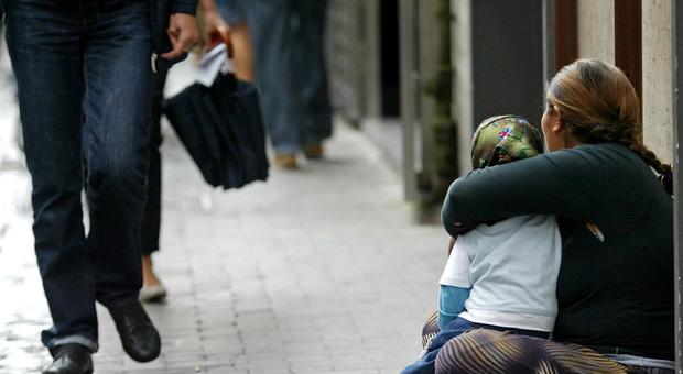 Napoli: bambini sfruttati per l'elemosina, intervento dei vigili nella stazione