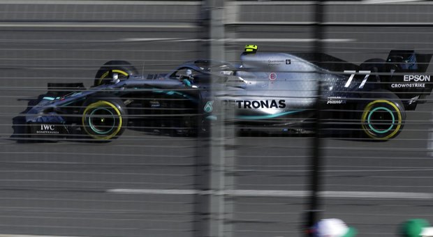 LIVE F1, diretta Gran Premio di Baku: Leclerc in testa (senza stop) davanti alle Mercedes