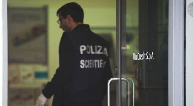 Roma, panico a piazza di Spagna: bandito solitario rapina banca armato di candelotti di dinamite
