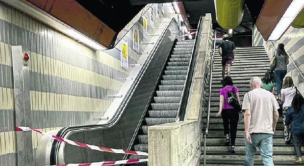 Metro A Roma, scale mobili e ascensori guasti: «Ogni viaggio è una scommessa»
