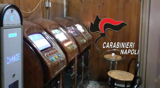 Casandrino, in un locale slot machines illegali e clienti: sanzioni per tutti
