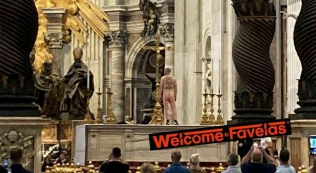 Vaticano, un uomo si denuda sull'altare di San Pietro: protesta contro la guerra in Ucraina