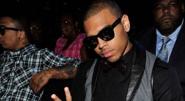 Nuovi guai per Chris Brown, tira un sasso contro la madre: la clinica lo sbatte fuori