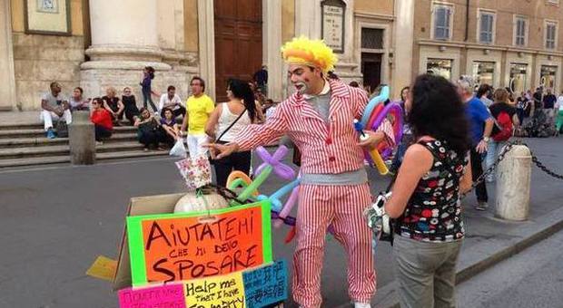 Roma, via del Corso il clown per amore "Aiutatemi, devo sposarmi entro maggio".