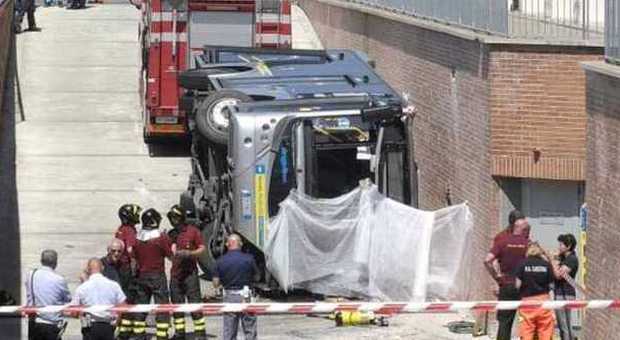 Pisa, bus-navetta si ribalta dentro l'ospedale: morto l'autista, ferite altre 10 persone