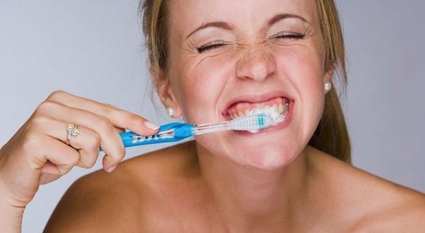 Denti, spazzolarli con il dentifricio per 4 minuti