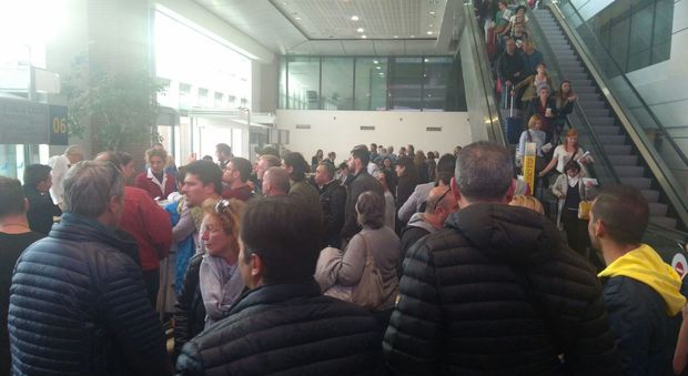 Ryanair, salta Venezia-Napoli: cento passeggeri bloccati per 15 ore in aeroporto