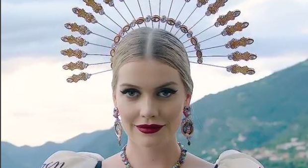 Kitty Spencer testimonial di Dolce&Gabbana: la nipote di Lady D come Lucia dei Promessi Sposi
