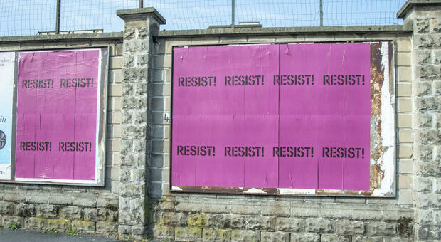 Resist!: cartelli anonimi per Milano. È Roger Waters?