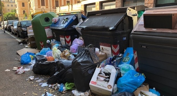 Strade colme di rifiuti in molte zone di Roma nei giorni di Natale