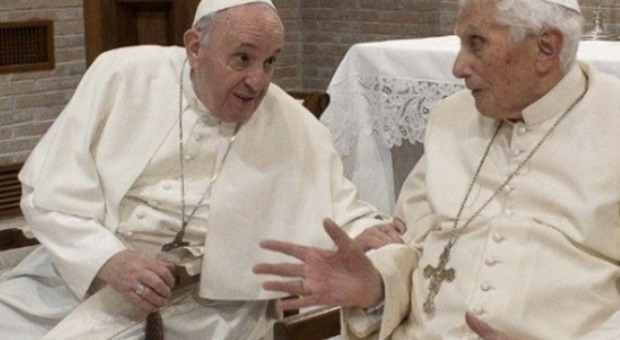 Papa Francesco fa in anticipo gli auguri di compleanno a Ratzinger (sfidando la scaramanzia)
