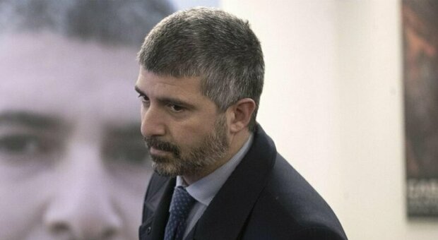 Occupazione abusiva Casapound, la Procura chiede 11 condanne: tra gli imputati anche l'ex leader Simone Di Stefano