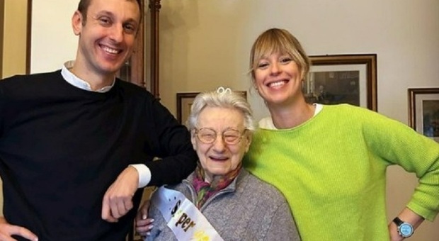 Federica Pellegrini, la dolce foto in "4" per i 90 anni della quasi bisnonna. I fan: «Sei fortunata, goditela»