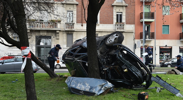 Auto a folle velocità si ribalta e si schianta contro un albero: tre feriti