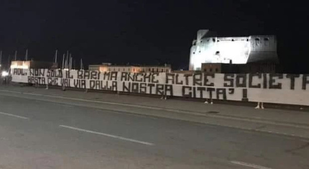 Napoli, altro striscione galeotto: «ADL vai via dalla nostra città»