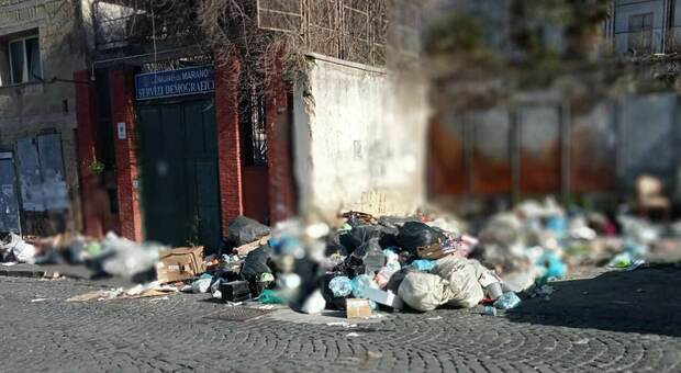 Cumuli di rifiuti sulle strade di Marano