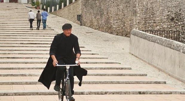 Terence Hill nei panni di Don Matteo in bicicletta sulla scalinata del Duomo di Spoleto
