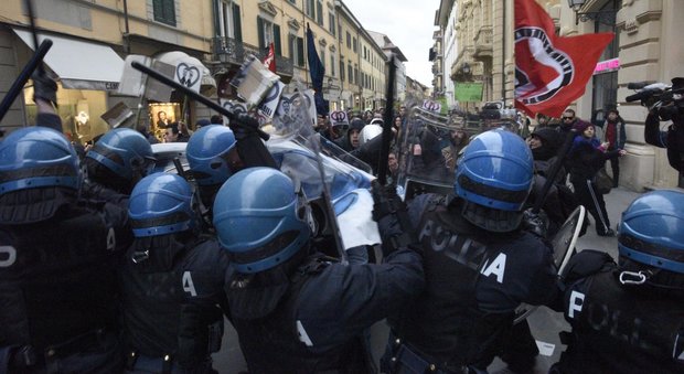 Salvini a Pisa, scontri tra antagonisti e polizia: due feriti, sei fermati