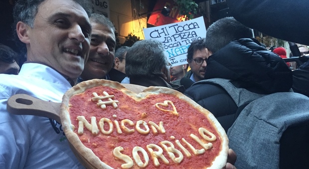«Noi stiamo con Sorbillo», Napoli in piazza dopo la bomba in pizzeria